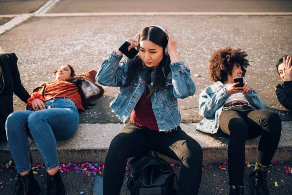 Digital Noise and the Emotional Discrepancy in the Age of Social Media